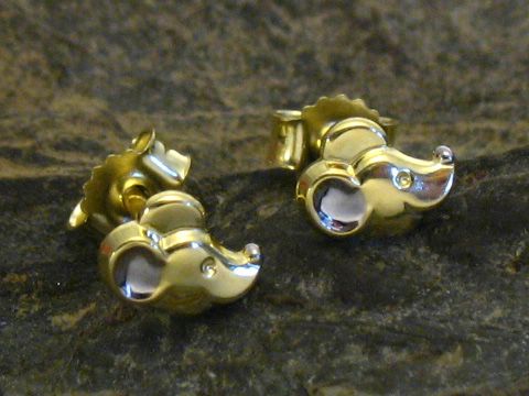 Bicolor Gold Ohrringe in Form von Mäusen, mit funkelnden Details, ideal für Kinder, hergestellt von Juwelier Harnisch.