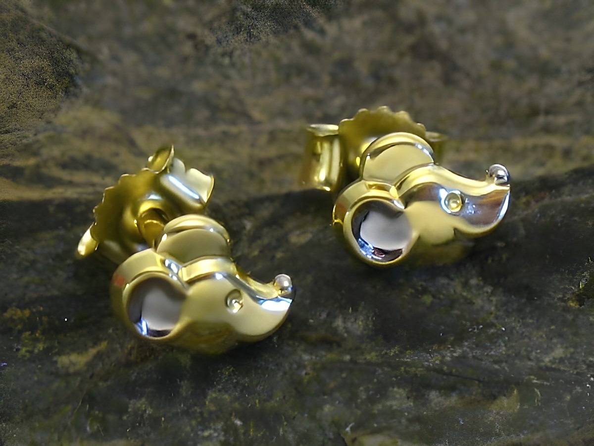 Bicolor Gold Ohrringe in Form von Mäusen, mit funkelnden Details, ideal für Kinder, hergestellt von Juwelier Harnisch.