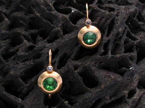 Ohrringe in grün facettiert aus Gold, Hersteller Juwelier Harnisch, Ohrhänger mit Stein, elegant und funkelnd, perfekt für besondere Anlässe.