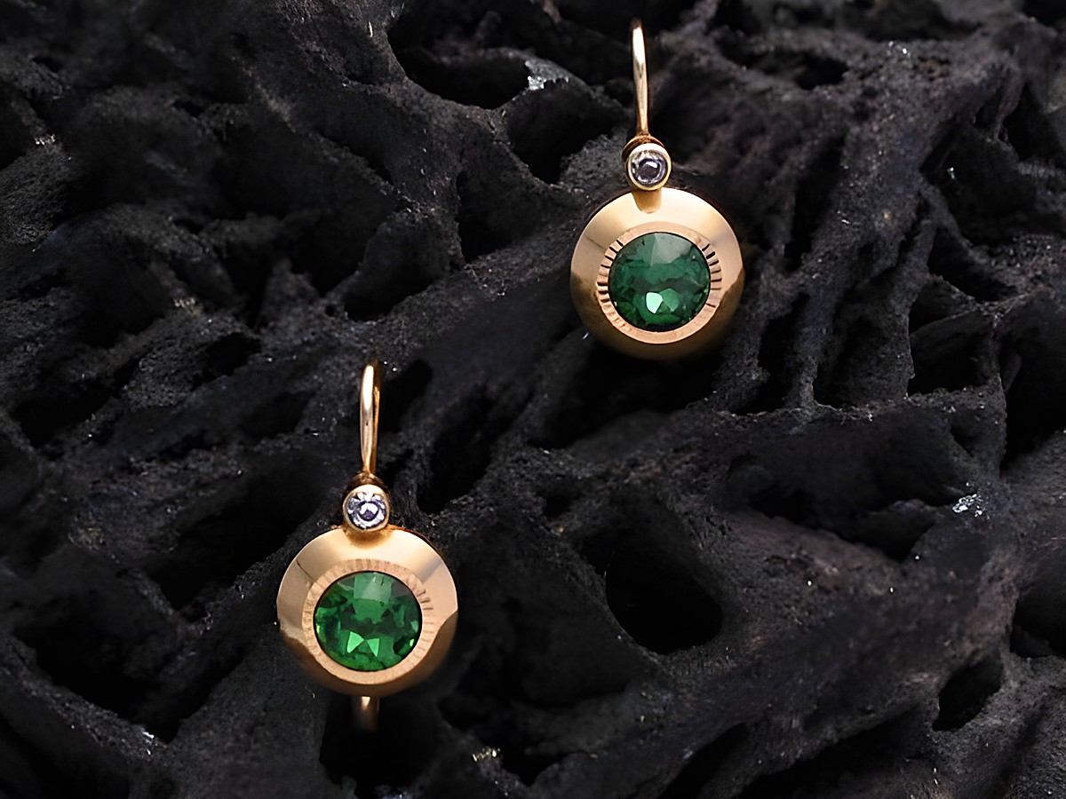 Ohrringe in grün facettiert aus Gold, Hersteller Juwelier Harnisch, Ohrhänger mit Stein, elegant und funkelnd, perfekt für besondere Anlässe.