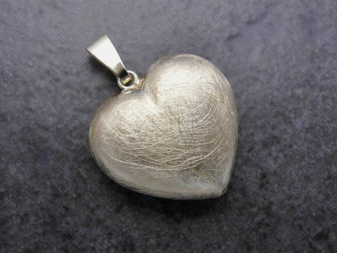 Herz Anhänger in Gold, eismattiert, 16,5 mm, plastisch, Hersteller Juwelier Harnisch, ideal als schmückendes Accessoire für jeden Anlass.