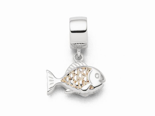 Charm von DUR aus Sterling Silber in Form eines Fisches mit Strandsand-Elementen, detailreiche Verarbeitung und dekoratives Design für die individuelle Schmuckgestaltung.