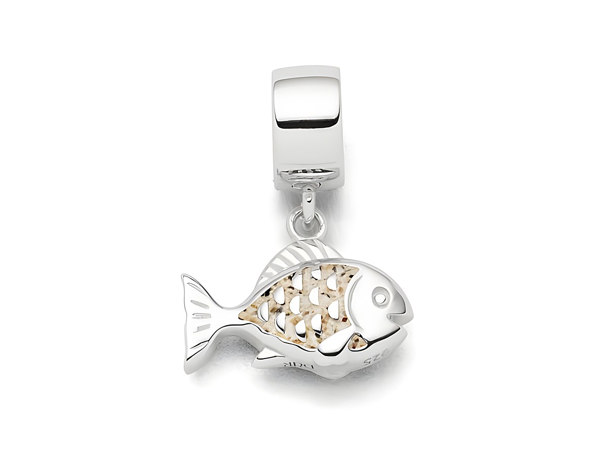 Charm von DUR aus Sterling Silber in Form eines Fisches mit Strandsand-Elementen, detailreiche Verarbeitung und dekoratives Design für die individuelle Schmuckgestaltung.