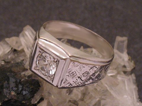Goldring aus Weißgold 333, Größe 56, mit ausdrucksvollem Design und einem funkelnden Stein, hergestellt von Juwelier Harnisch, ideal bis Größe 56/18.
