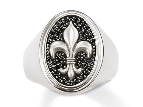 Thomas Sabo Ring TR1803-051-11-68 aus Silber mit Zirkonia in Größe 68, ovales Design mit einem stilisierten Fleur-de-Lys-Motiv und schwarzem Zirkonia-Hintergrund, elegant und auffällig.