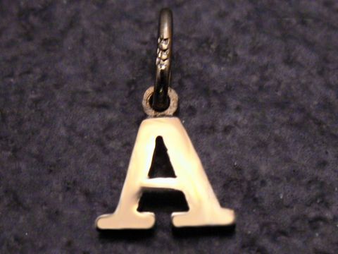Gold 333 Druck Buchstaben Initialen Anhänger A von Juwelier Harnisch, elegante und schlichte Ausführung, perfekt für persönliche Schmuckstücke.
