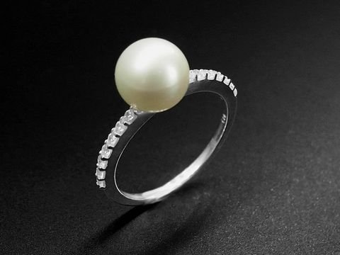 Silber Ring mit einer großen Perle und funkelnden Zirkonia-Steinen, Imitation Perle, Größe 58, Hersteller Juwelier Harnisch, bis Größe 58.