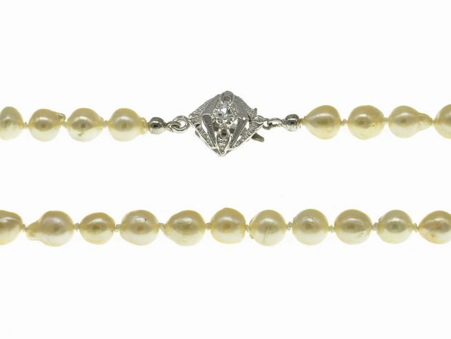 Perlenkette aus Süßwasser-Zuchtperlen in Barockform mit einer Größe von 6-6,5 mm in Creme und Champagnerfarbe, 49 cm lang, mit einem silbernen Verschluss von Juwelier Harnisch, klassisch.