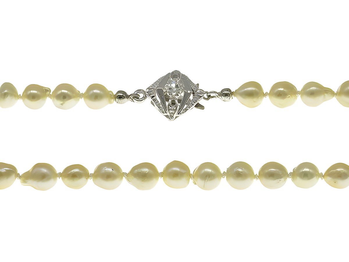 Perlenkette aus Süßwasser-Zuchtperlen in Barockform mit einer Größe von 6-6,5 mm in Creme und Champagnerfarbe, 49 cm lang, mit einem silbernen Verschluss von Juwelier Harnisch, klassisch.