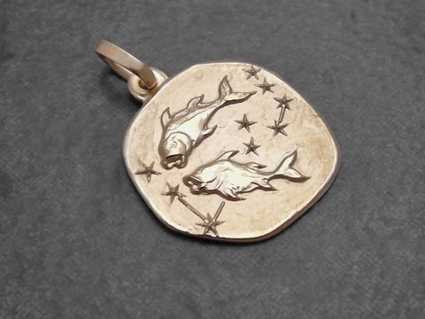 Anhänger in Gold mit dem Motiv der Fische aus dem Sternzeichen Fische, gestaltet vom Hersteller Juwelier Harnisch. Ideal für Sternzeichenliebhaber und als persönliches Geschenk.