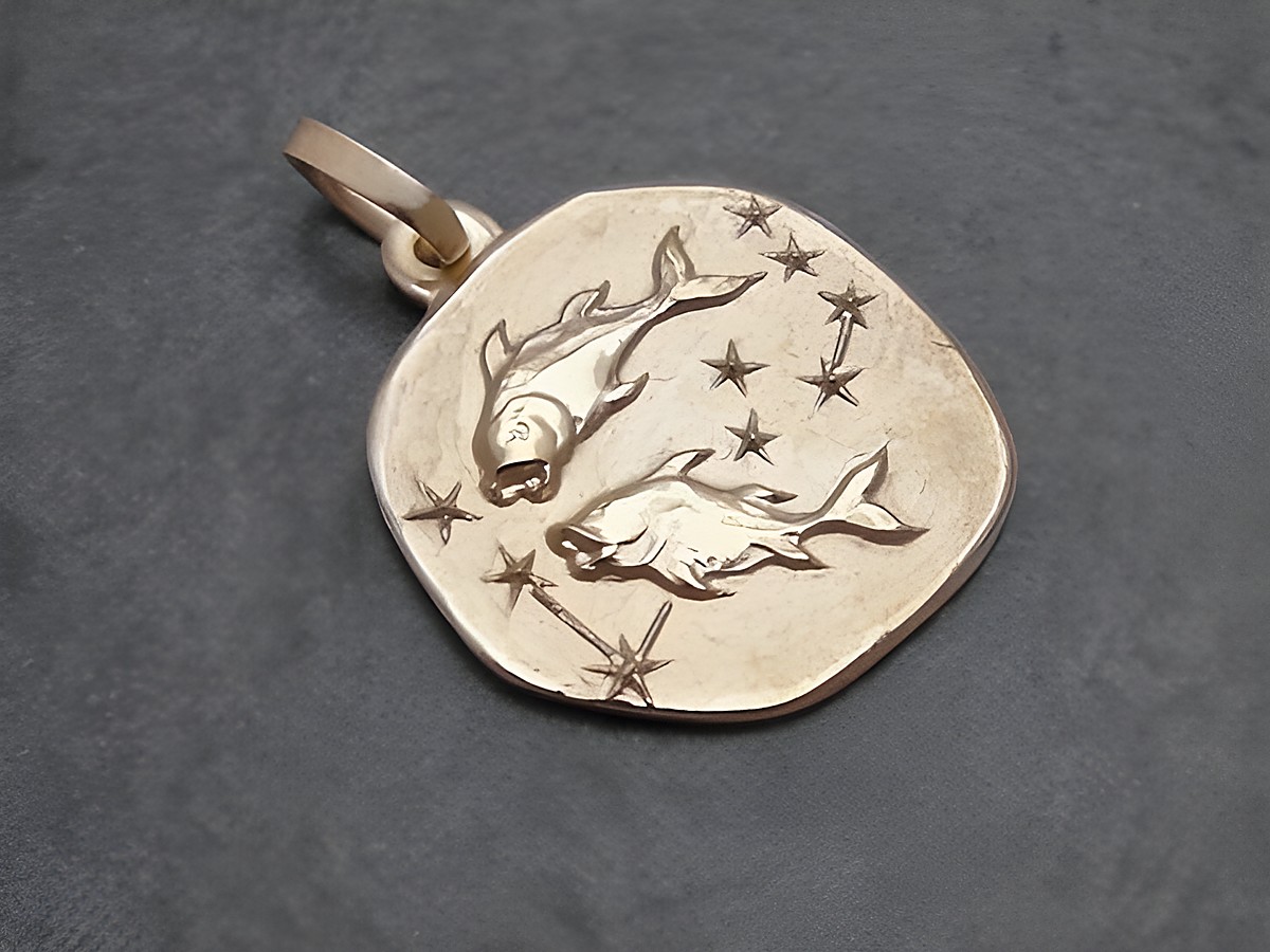 Anhänger in Gold mit dem Motiv der Fische aus dem Sternzeichen Fische, gestaltet vom Hersteller Juwelier Harnisch. Ideal für Sternzeichenliebhaber und als persönliches Geschenk.