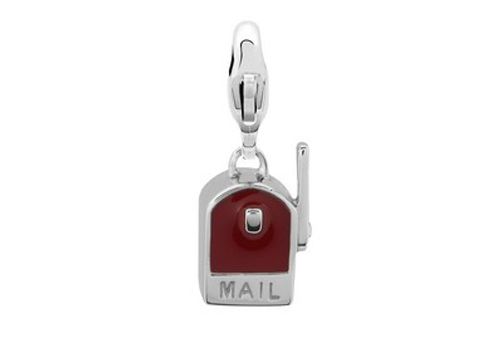 Silberner Charms Anhänger in Form eines Briefkastens mit rotem Einsatz und dem Schriftzug MAIL, geeignet für Schmuckliebhaber und ideal zum Kombinieren. Erhöhter Glanz und detailreiches Design.