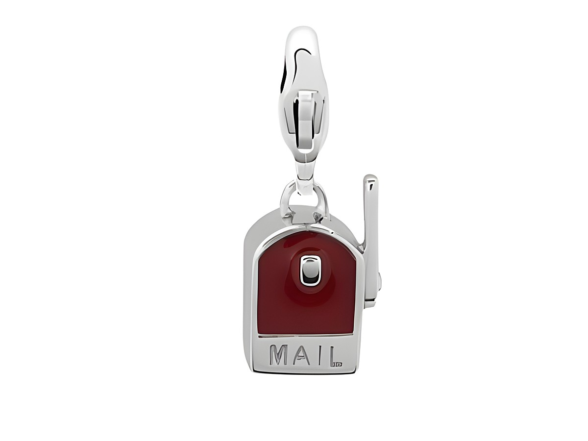 Silberner Charms Anhänger in Form eines Briefkastens mit rotem Einsatz und dem Schriftzug MAIL, geeignet für Schmuckliebhaber und ideal zum Kombinieren. Erhöhter Glanz und detailreiches Design.