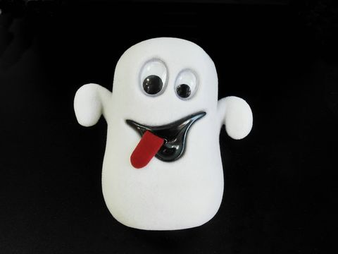 100179-0 Geschenkschachtel mit einem niedlichen, weißen Gespenst aus Kunststoff, das große Augen und einen herausgestreckten Zunge hat, ideal als Geschenkbox für Kinder, 64 mm, Hersteller: Juwelier Harnisch.