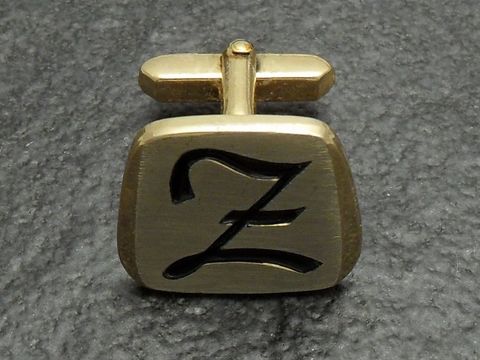 Vergoldete Manschettenknöpfe mit den Initialen Z, hergestellt von Juwelier Harnisch, zeitloses Design, ideal für elegante Anlässe, perfektes Accessoire für stilbewusste Träger.