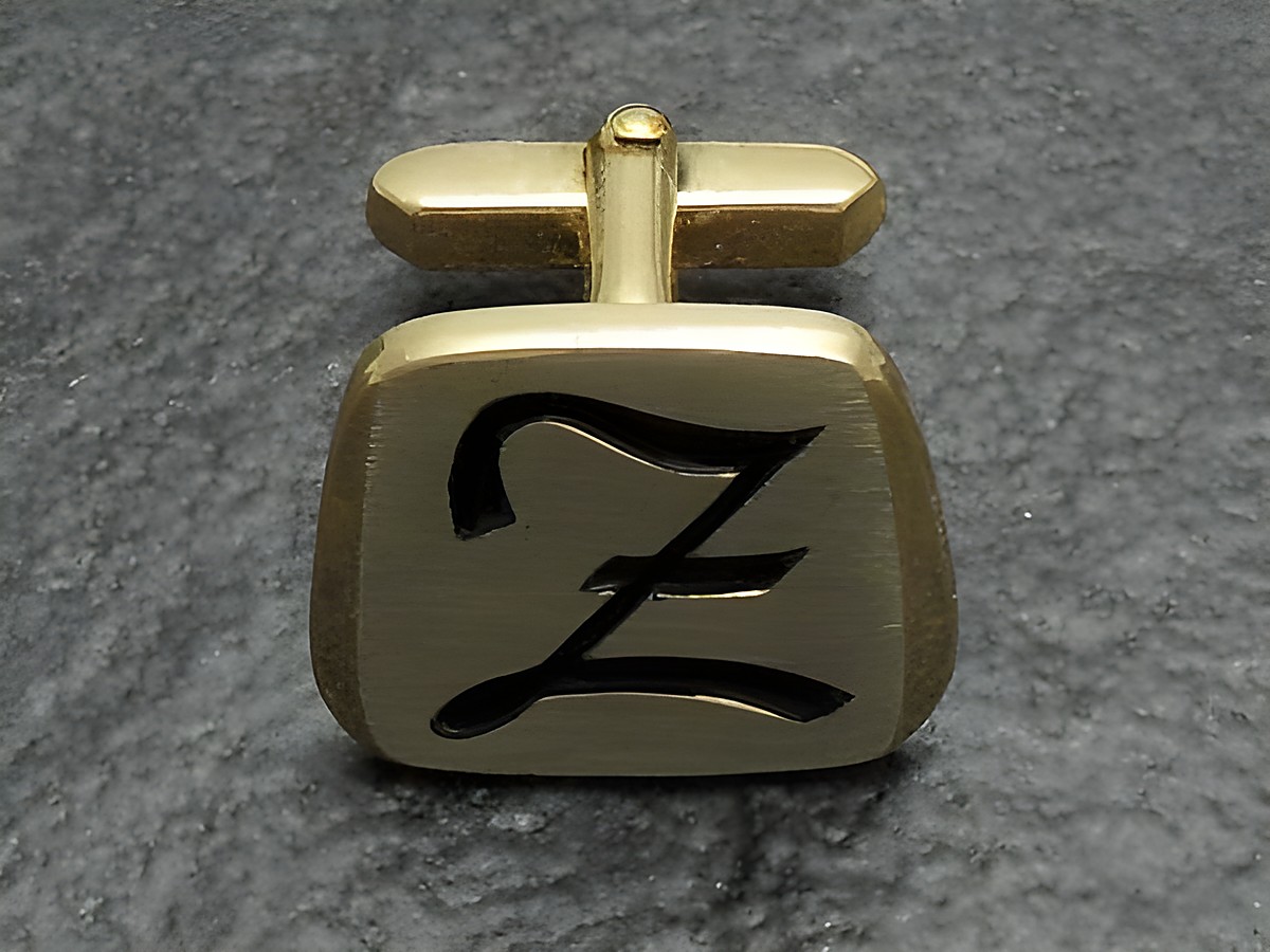 Vergoldete Manschettenknöpfe mit den Initialen Z, hergestellt von Juwelier Harnisch, zeitloses Design, ideal für elegante Anlässe, perfektes Accessoire für stilbewusste Träger.
