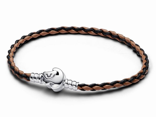 Das Bild zeigt ein geflochtenes Lederarmband in Braun und Schwarz mit einem Verschluss aus Sterling Silber in Form eines Löwenkopfes, hergestellt von Pandora, 20,5 cm lang.