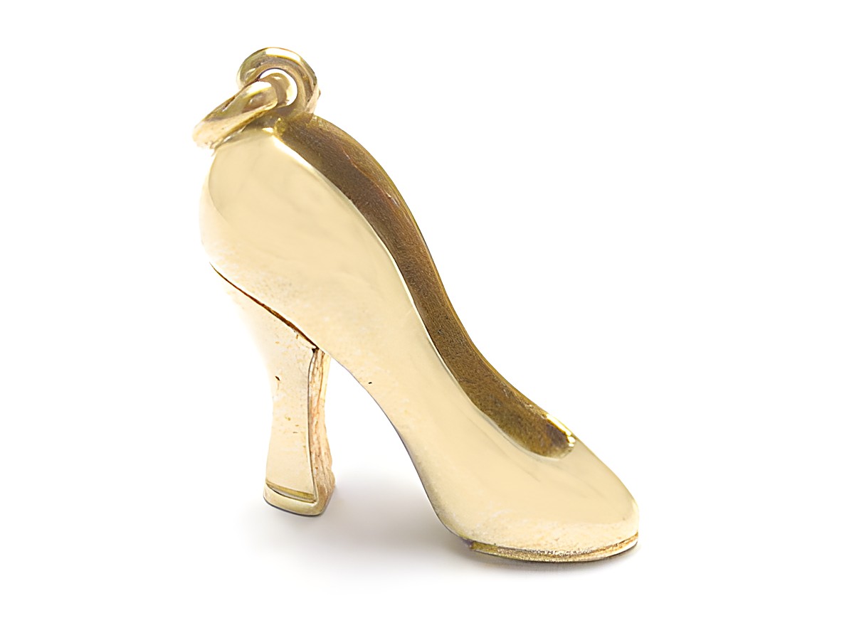 Gold Anhänger in Form eines Damenschuhs mit hohen Pumps von Juwelier Harnisch, geeignet als Schmuckstück für stilbewusste Frauen, ideales Geschenk oder Accessoire.