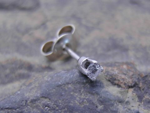 47096-0 1 Ohrstecker unisex aus Weißgold mit traumhaftem Zirkonia, Hersteller Juwelier Harnisch, Einzelohrringe, edles Design, ideal für jeden Anlass.