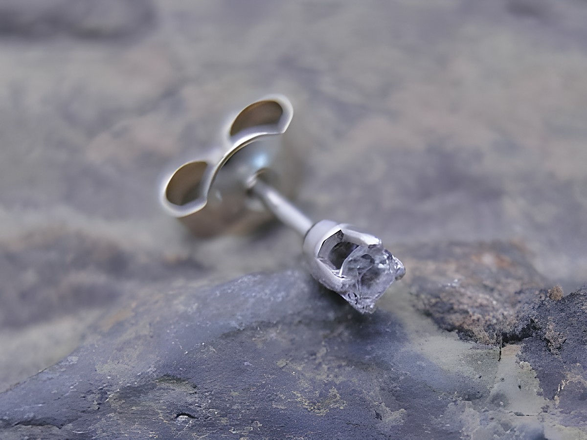 1 Ohrstecker unisex aus Weißgold mit traumhaftem Zirkonia, Hersteller Juwelier Harnisch, Einzelohrringe, edles Design, ideal für jeden Anlass.