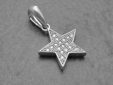 Funkelnder Anhänger in Form eines Sterns aus Weißgold 585 mit PAVÉ-Diamanten, Hersteller Juwelier Harnisch, ideal als zeitloses Schmuckstück.