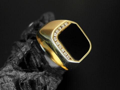 Gold Ring - Gold 585 - Brillant + Onyx - viereckig - Gr. 57, Hersteller: Juwelier Harnisch, bis Gr. 58/18,4, elegant auf schwarzem Hintergrund präsentiert.