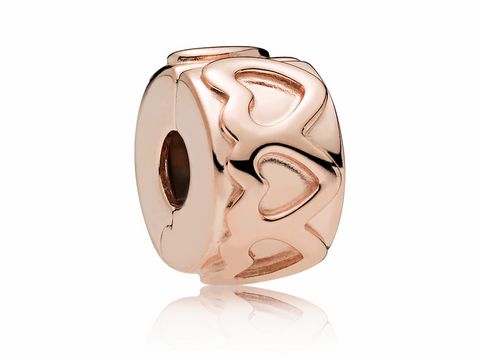78197800-0 Pandora Rose Clip 781978 in Herzform. Der Stopper hat eine elegante rosefarbene Oberfläche und verleiht jedem Armband einen liebevollen Akzent. Perfekt für Schmuckliebhaber ❤❤.