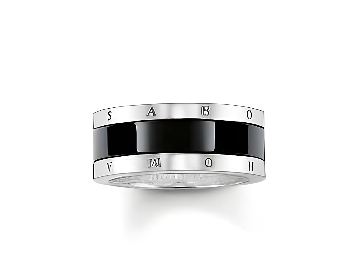 Silberner Ring von Thomas Sabo mit schwarzer Keramik in Größe 52, verziert mit eingravierten Buchstaben auf der Oberfläche, modern und stilvoll.
