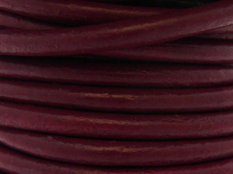 Lederband in der Farbe Waldbeere mit einem Durchmesser von 3 mm und einer Länge von 17 cm, ausgestattet mit einem Silber Karabiner von Juwelier Harnisch in cyclaman.