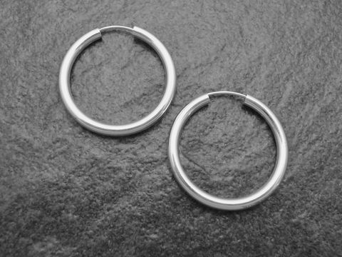 Silber Creolen 3 cm aus rhodiniertem Sterling Silber, 3 mm dick, von Juwelier Harnisch, bis 45 mm Durchmesser, elegant und zeitlos im Design, ideal für jeden Anlass.