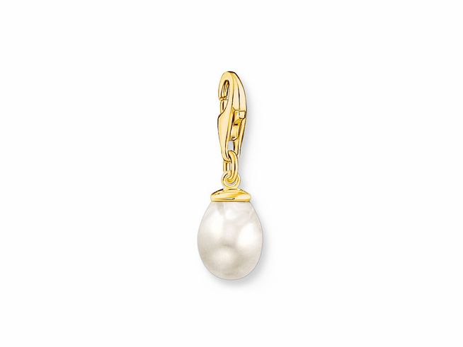Charm-Anhänger von Thomas Sabo, aus Silber mit vergoldeter Fassung und einer weißen Zuchtperle in Tropfenform, elegant und zeitlos gestaltet. Ideal für Schmuckliebhaber.