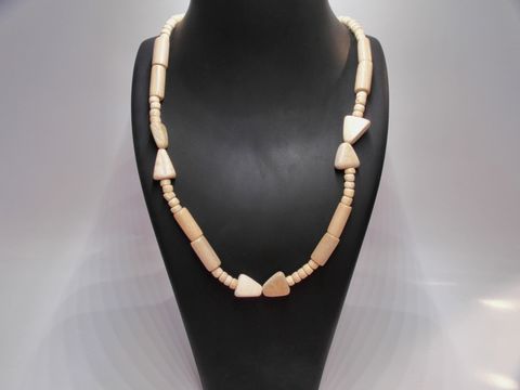 Holzkette in naturbraun, Multiform mit einer Länge von 60 cm, gefertigt von Juwelier Harnisch. Die Kette enthält verschiedene Holzelemente mit einem harmonischen Design und natürlicher Farbgebung.