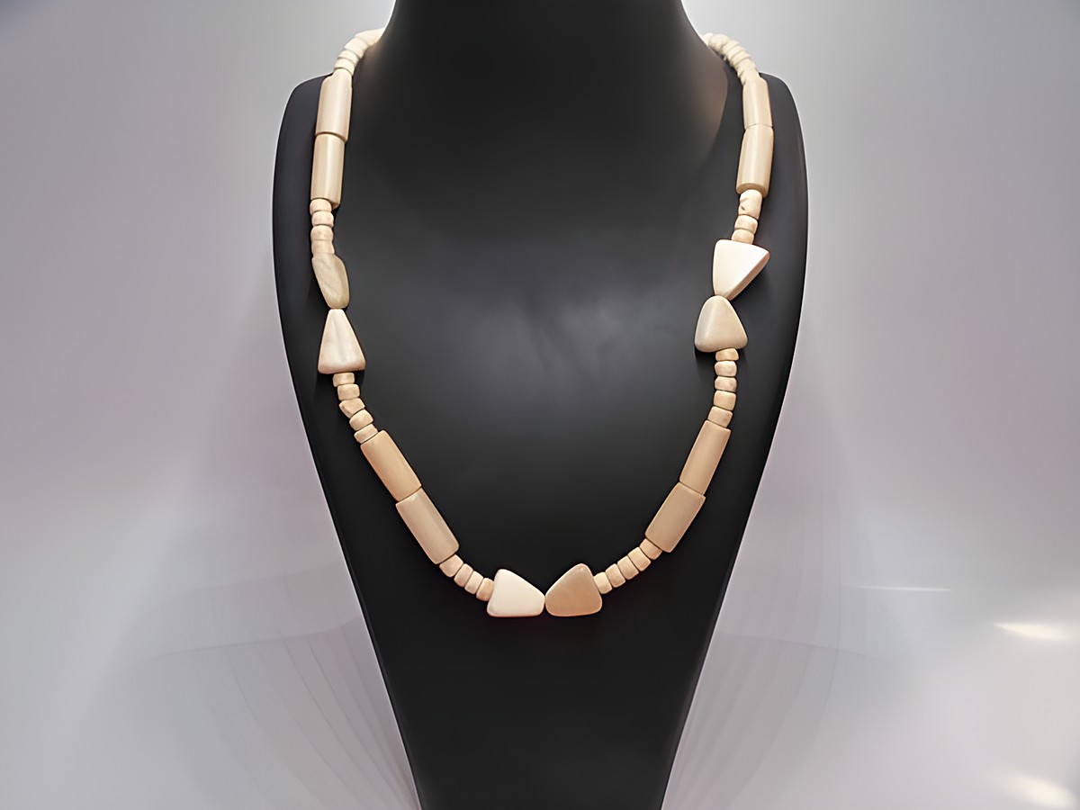 Holzkette in naturbraun, Multiform mit einer Länge von 60 cm, gefertigt von Juwelier Harnisch. Die Kette enthält verschiedene Holzelemente mit einem harmonischen Design und natürlicher Farbgebung.