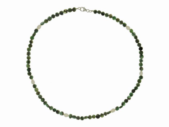 Steinkette aus Smaragden und Süßwasser-Zuchtperlen in Grün und Weiß, 45 cm lang, mit Silberverschluss, Hersteller Juwelier Harnisch.