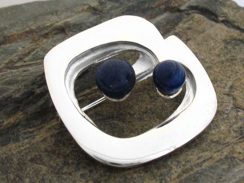 Brosche aus echt Silber mit modernem Design, verziert mit zwei Sodalith-Elementen in tiefblauer Farbe, hergestellt von Juwelier Harnisch. Ideal für einen eleganten Auftritt.