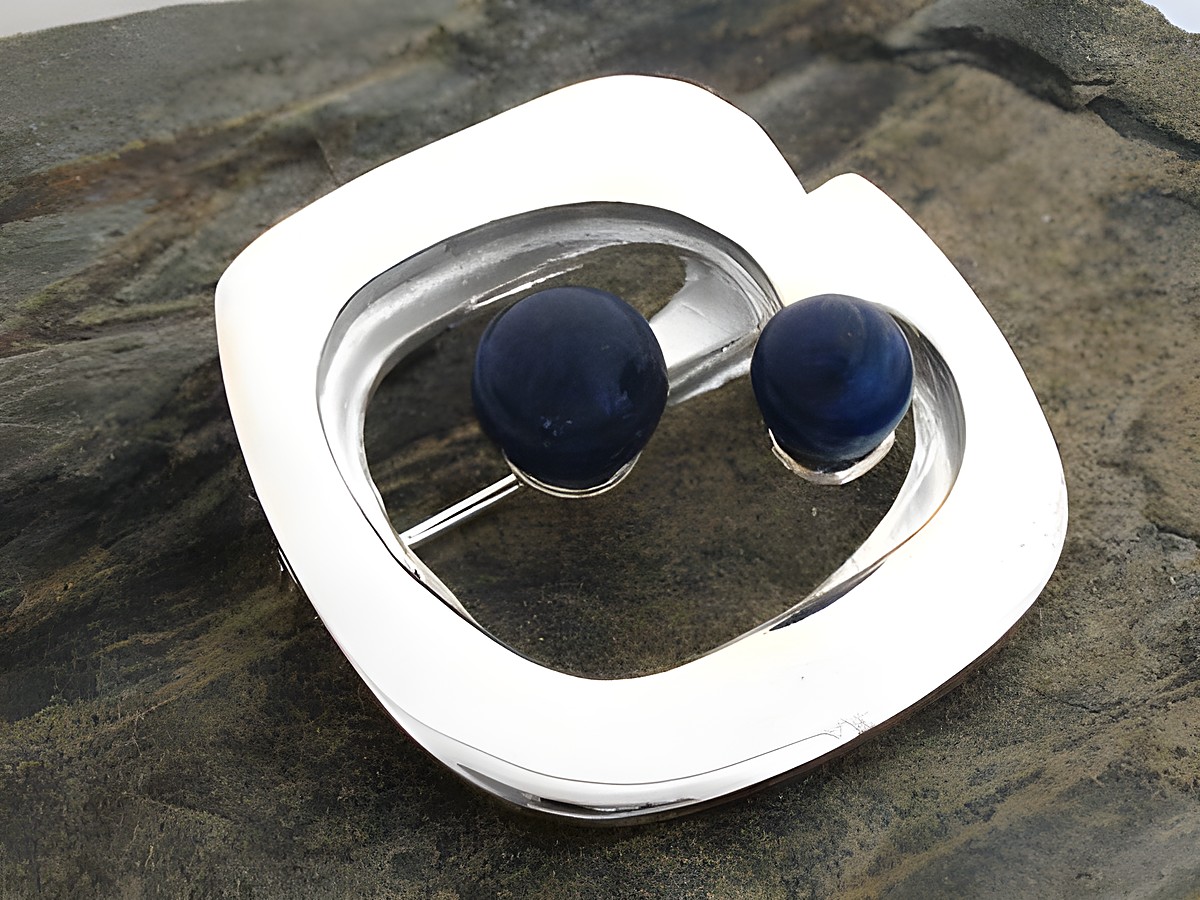 Brosche aus echt Silber mit modernem Design, verziert mit zwei Sodalith-Elementen in tiefblauer Farbe, hergestellt von Juwelier Harnisch. Ideal für einen eleganten Auftritt.