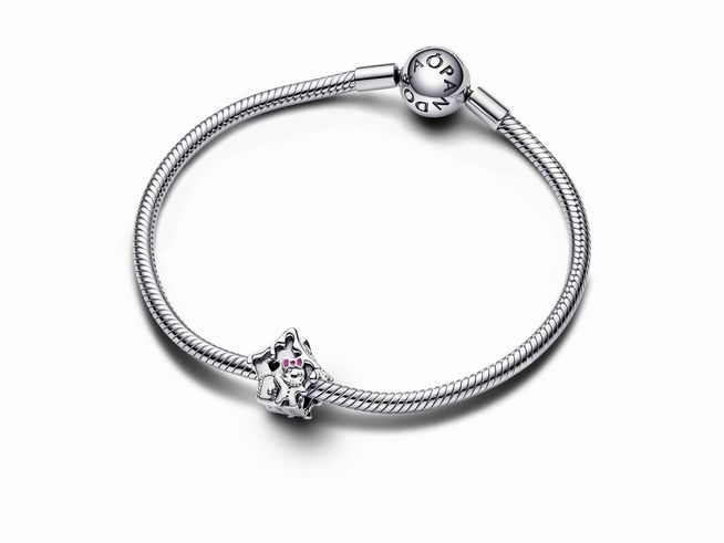 Lebkuchenhaus Charm von Pandora aus Sterling Silber mit farbiger Emaille, kunstvoll gestaltet, auf einem silbernen Armband präsentiert, ideal für festliche Anlässe und zur Personalisierung von Schmuck.