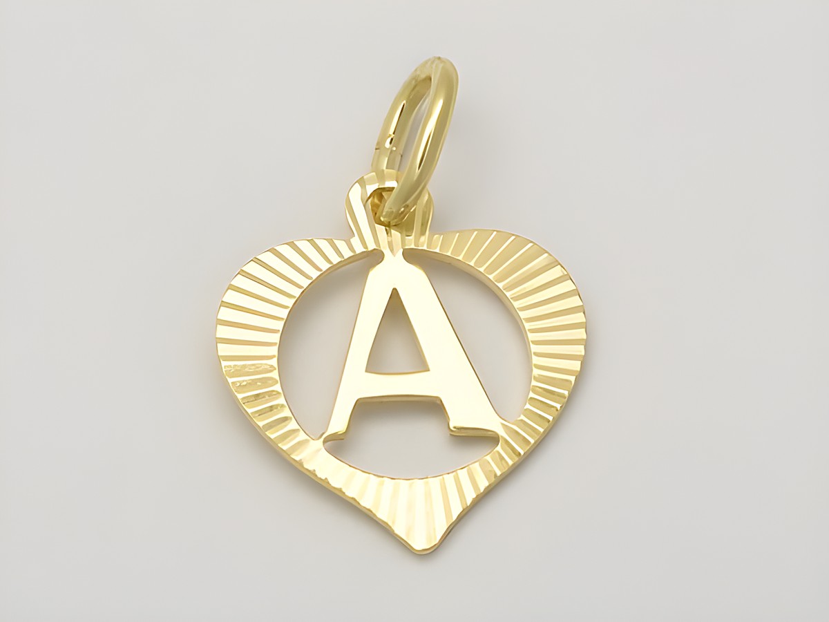 Herz Buchstabe A Gold Anhänger 333 Gold diamantiert, Hersteller Juwelier Harnisch, eleganter und zeitloser Schmuck für besondere Anlässe.