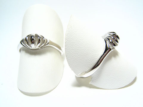 Silber Ring rhodiniert gewölbt und rundlich verstellbar, Hersteller Juwelier Harnisch, ohne Stein, auf zwei Ringen präsentiert, in glänzendem Silber.
