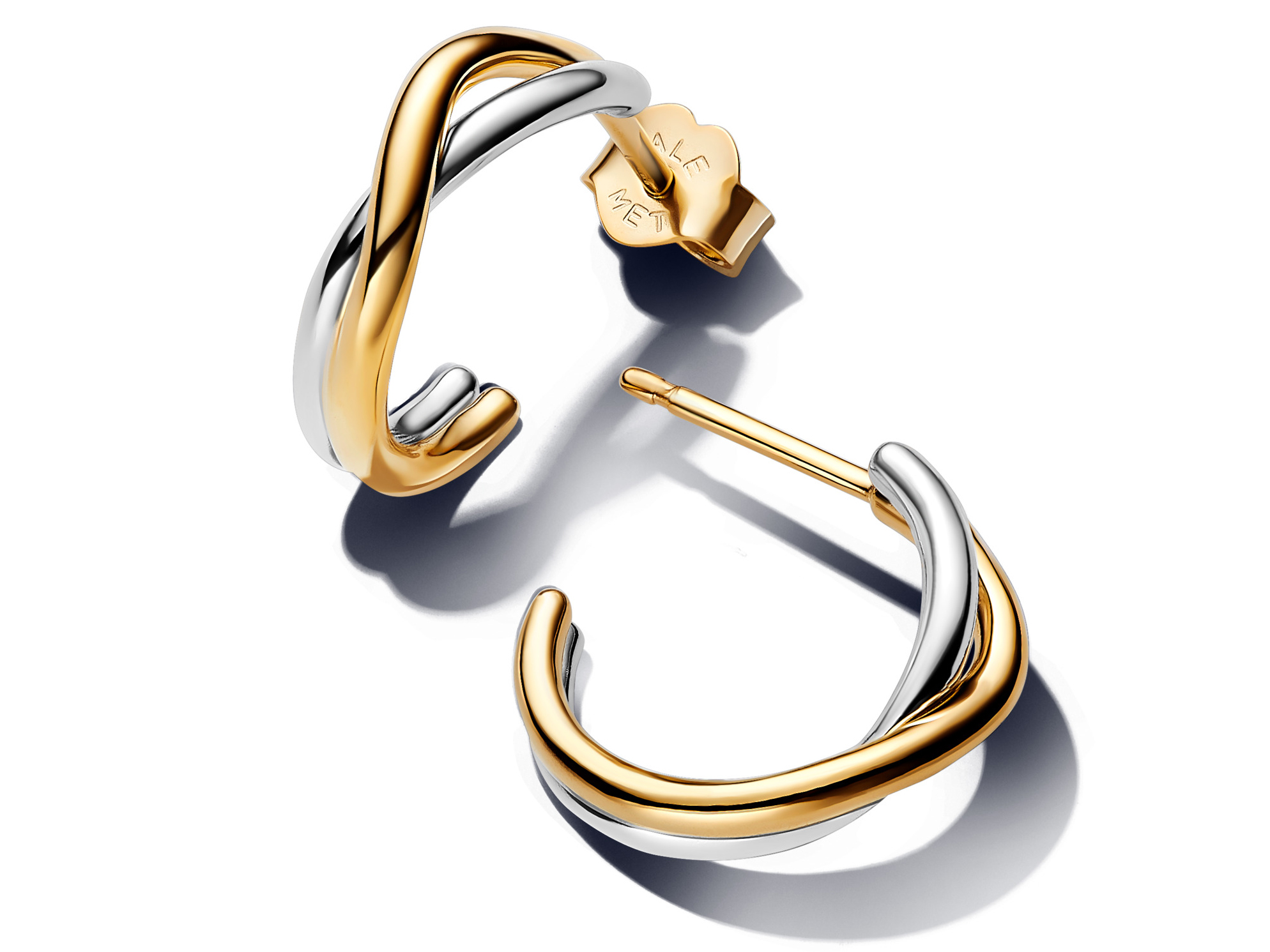 Zwei organisch geformte bicolor offene Ohrringe von Pandora mit einer eleganten Kombination aus gold- und silberfarbenem Metall. Ideal für einen modernen Look und vielseitig kombinierbar.