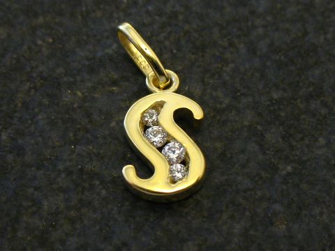 Goldener Anhänger in Form des Buchstabens S, verziert mit drei Zirkonia-Steinen, hergestellt von Juwelier Harnisch. Ideal für persönliche Geschenke oder als stilvolles Accessoire.