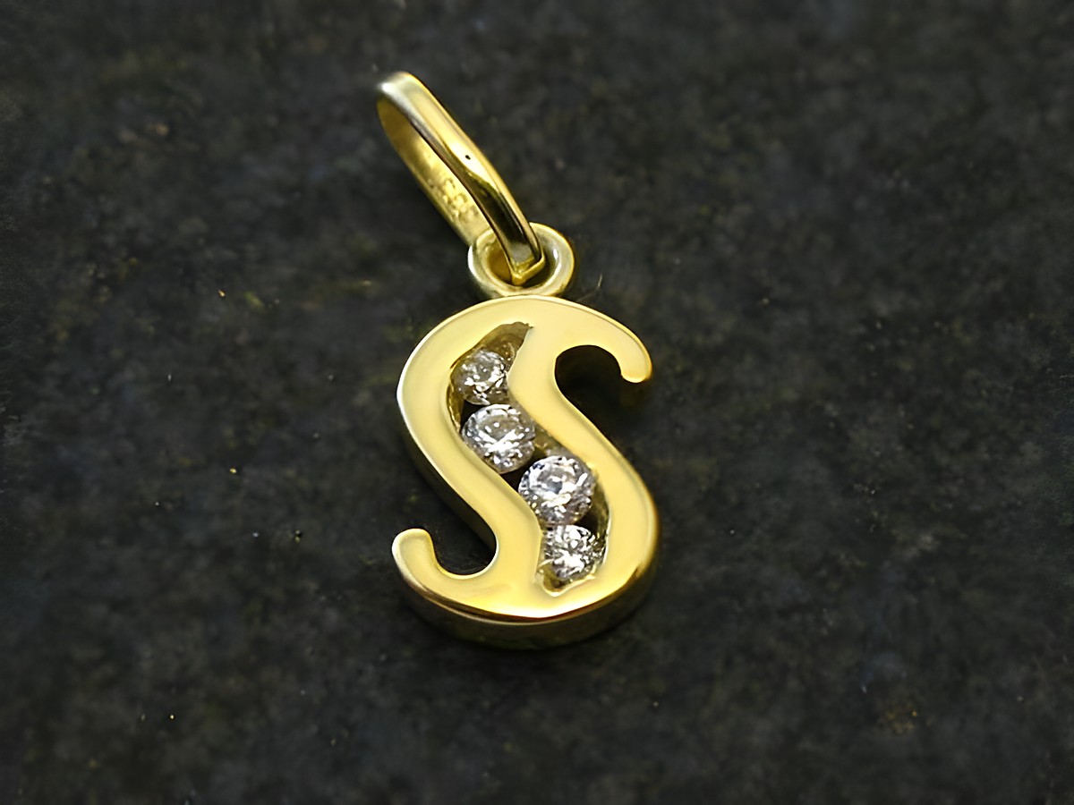 Goldener Anhänger in Form des Buchstabens S, verziert mit drei Zirkonia-Steinen, hergestellt von Juwelier Harnisch. Ideal für persönliche Geschenke oder als stilvolles Accessoire.