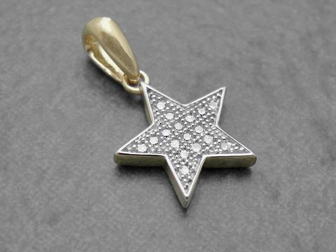 Ein funkelnder Anhänger in Form eines Sterns aus Gold 585 mit PAVÉ-Setzung von Diamanten, designed von Juwelier Harnisch, symbolisiert Sonne, Mond und Sterne.