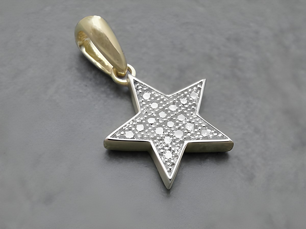 Ein funkelnder Anhänger in Form eines Sterns aus Gold 585 mit PAVÉ-Setzung von Diamanten, designed von Juwelier Harnisch, symbolisiert Sonne, Mond und Sterne.