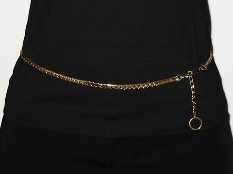 Sexy goldfarbener Gürtel im City Look aus Trend-Schmuck von Juwelier Harnisch, elegant und modisch, ideal für vielseitige Outfits.