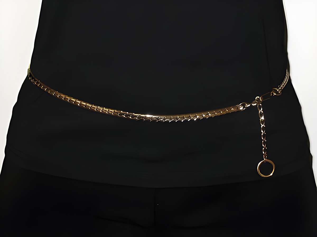 Sexy goldfarbener Gürtel im City Look aus Trend-Schmuck von Juwelier Harnisch, elegant und modisch, ideal für vielseitige Outfits.
