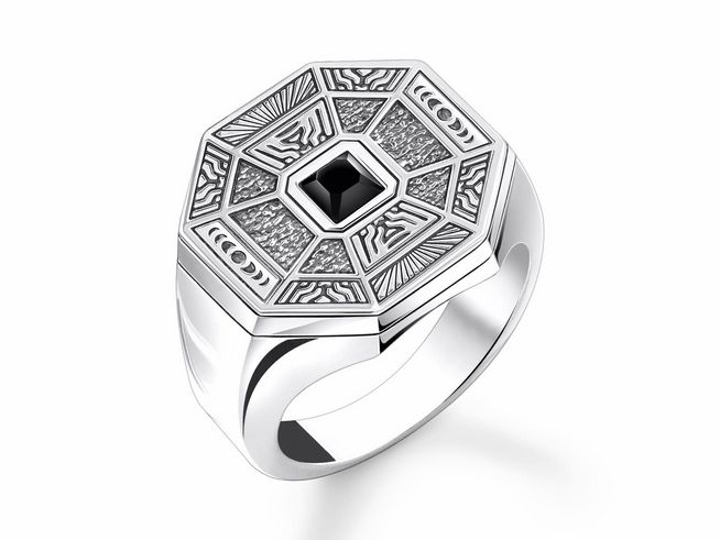 Silberner Thomas Sabo Ring mit geschwungenem Design, schwarzem Achat im Oktagon und detaillierter Musterung auf der oberen Fläche, Größe 62.
