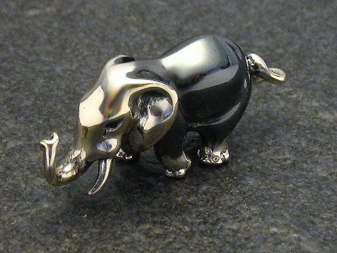Silberner Elefant stehend, plastisch gestaltet, 26 mm groß, Hersteller Juwelier Harnisch, detaillierte Verarbeitung, ideal als dekoratives Sammlerstück oder Geschenk.