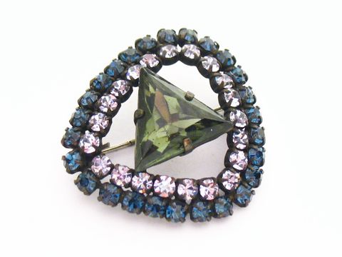 Strass Brosche rund in lila und grün gefasst, neu vom Hersteller Juwelier Harnisch, verziert mit bunten Strass-Steinen in einem eleganten Design. Ideal für stilvolle Akzente.