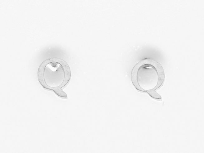 Ohrringe Ohrstecker Buchstabe Q aus Silber 925 mit Initialien, vom Hersteller Juwelier Harnisch, elegant und modern designt. Ideal für individuelle Akzente im Alltag.